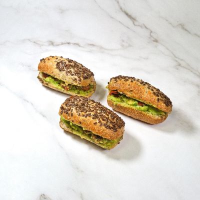 Mini bocadillo vegano de aguacate y tomate semiseco